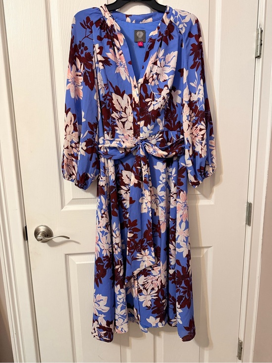 Vince Camuto Dresses & Skirts - Vince Camuto Blue Floral Tie-Waist Midi Dress